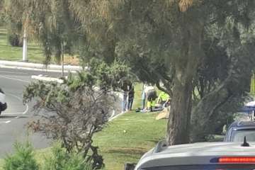 Aparatosa caída de un ciclista en Melenara (Telde)/TA.